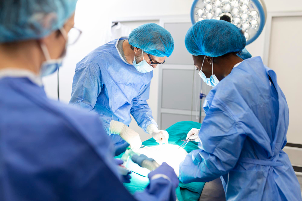 Procedimento cirúrgico fazendo alusão direta a cirurgia de próstata laparoscópica
